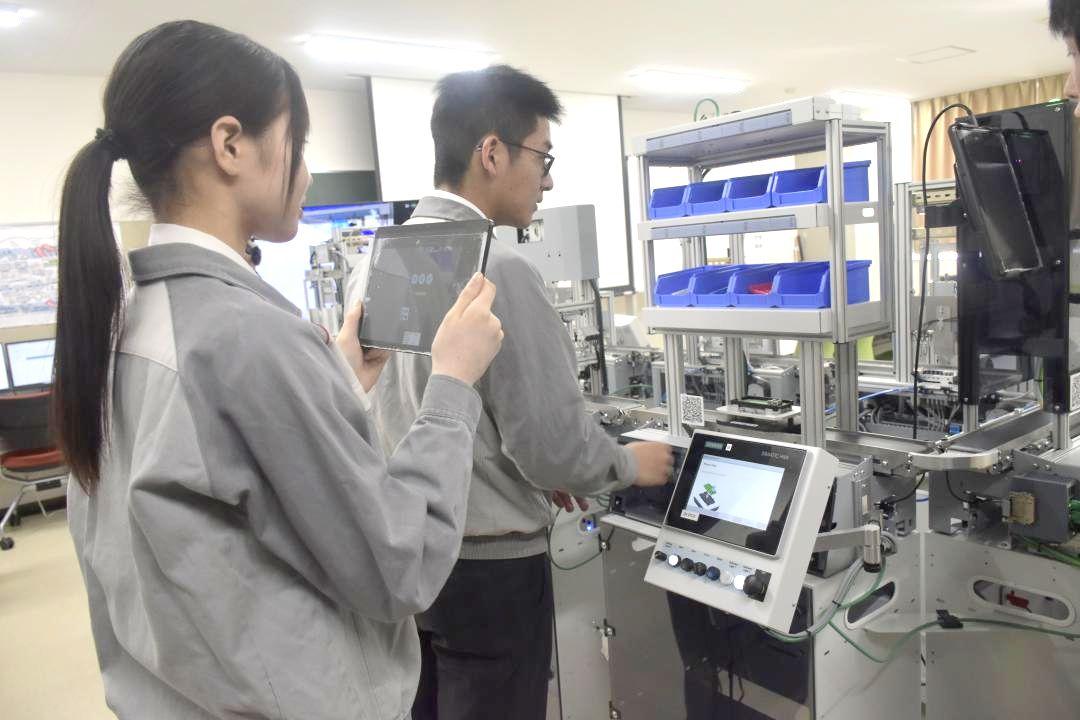 リアルタイムで生産状況を確認する生徒=日立市西成沢町