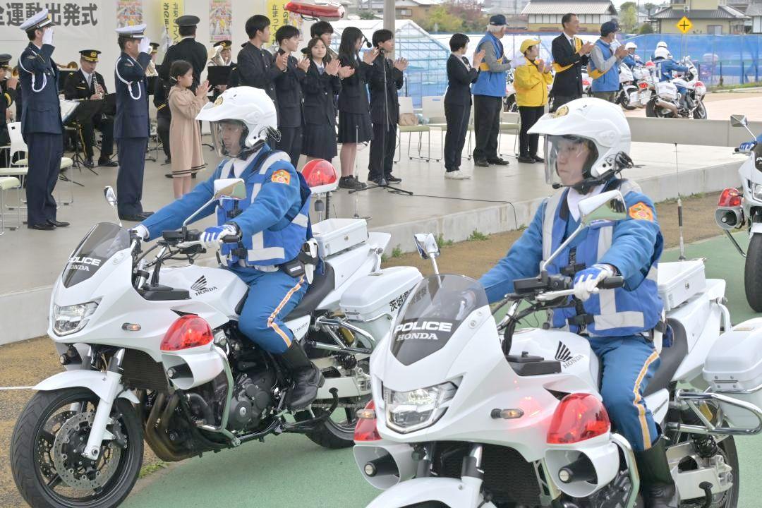 出席者に見送られて出動する白バイ隊員=筑西市川澄