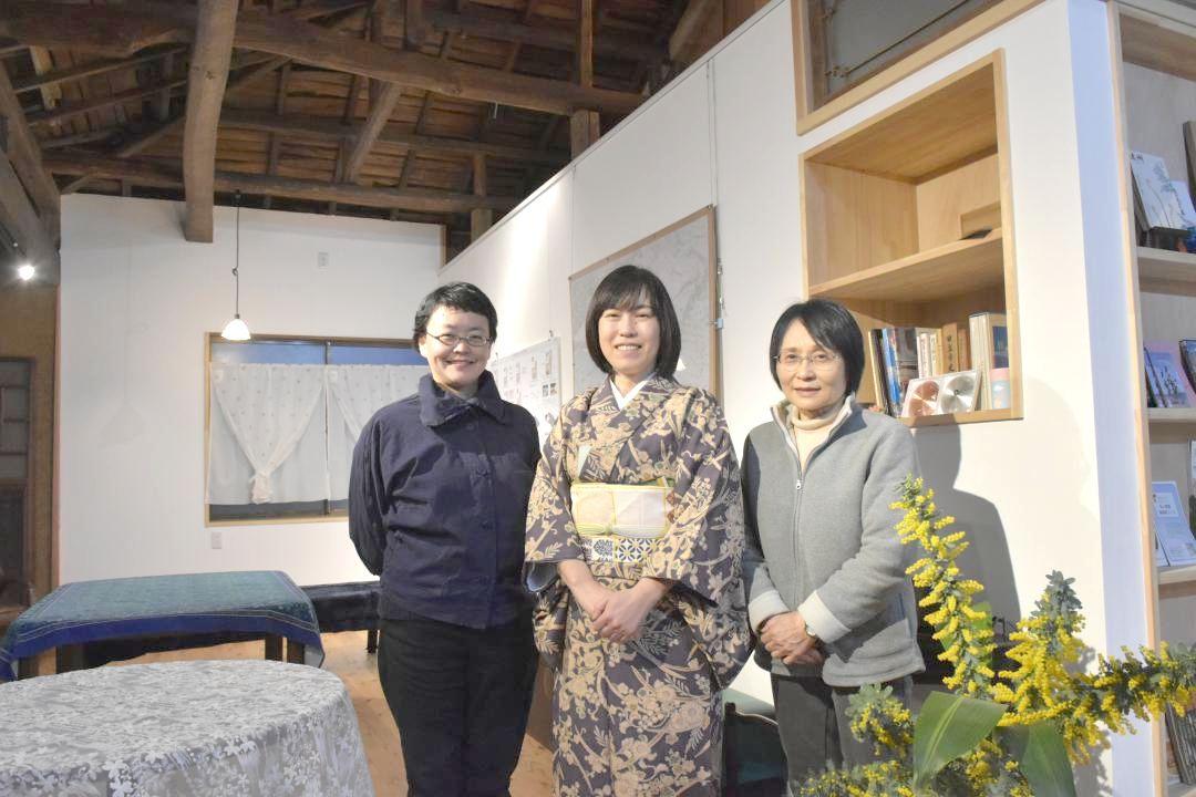 古民家をリニューアルした「花久邸」。再生で連携する富岡宗魅さん(中央)、一ノ瀬彩さん(左)ら=日立市白銀町