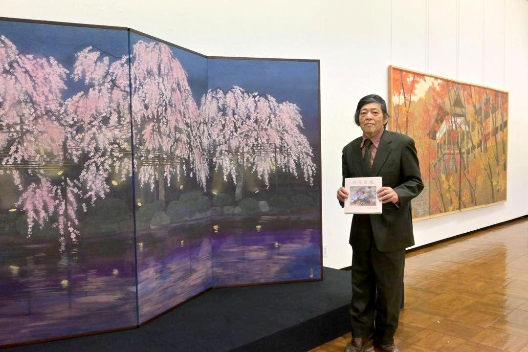 平安神宮境内のしだれ桜を描いた大作など69点が並ぶ=つくば市吾妻