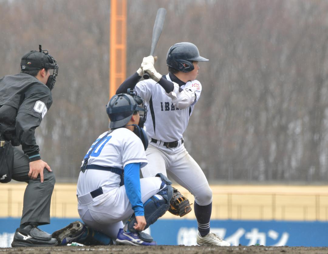 3月の大学との交流戦でDH制を使用した茨城の打者(右)=3月20日、水戸市見川町のノーブルホームスタジアム水戸