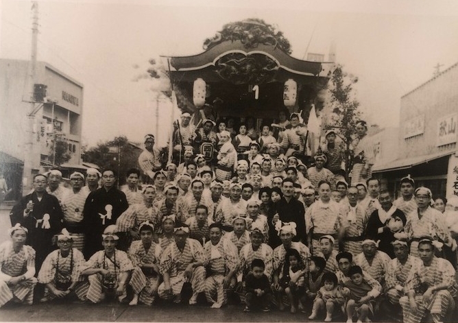 昭和の時代、舞屋台を街中で引き回した際の記念写真=1962年、日立市内(保存会提供)