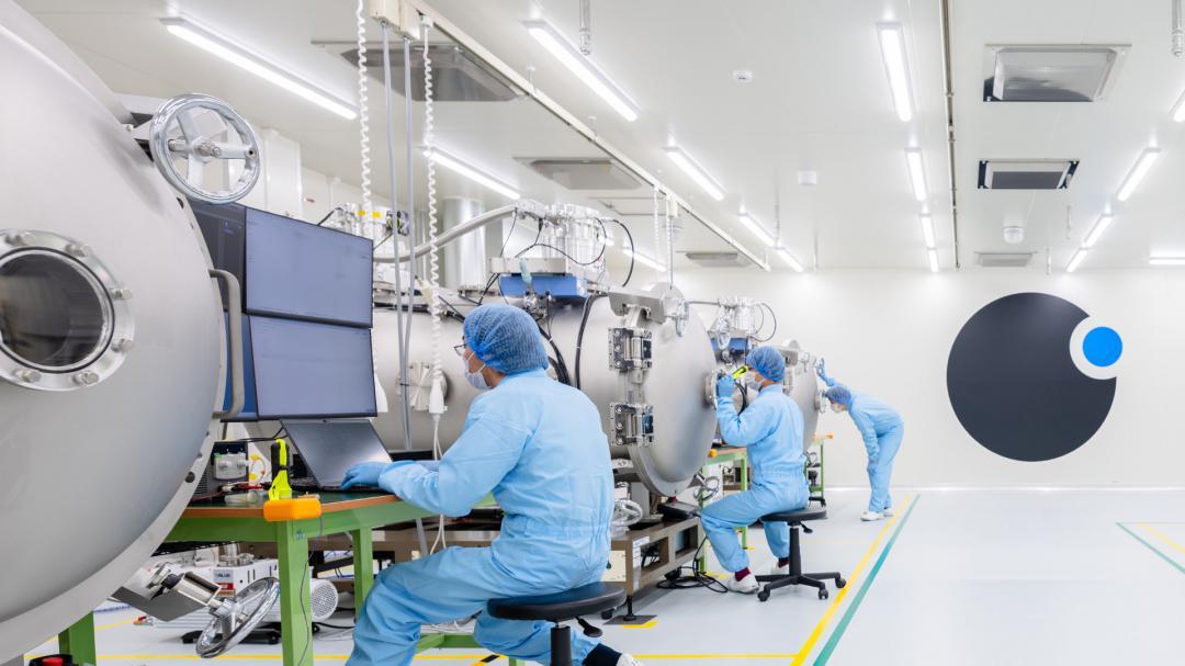 小型衛星向けのエンジンを製造する「Pale　Blue」(ペールブルー)の社員ら=(同社提供)