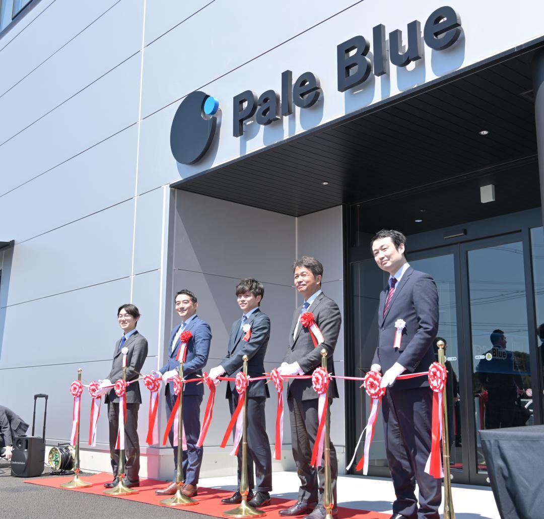 宇宙ベンチャー「Pale　Blue」(ペールブルー)の初拠点の完成をテープカットで祝う関係者ら=つくば市上河原崎