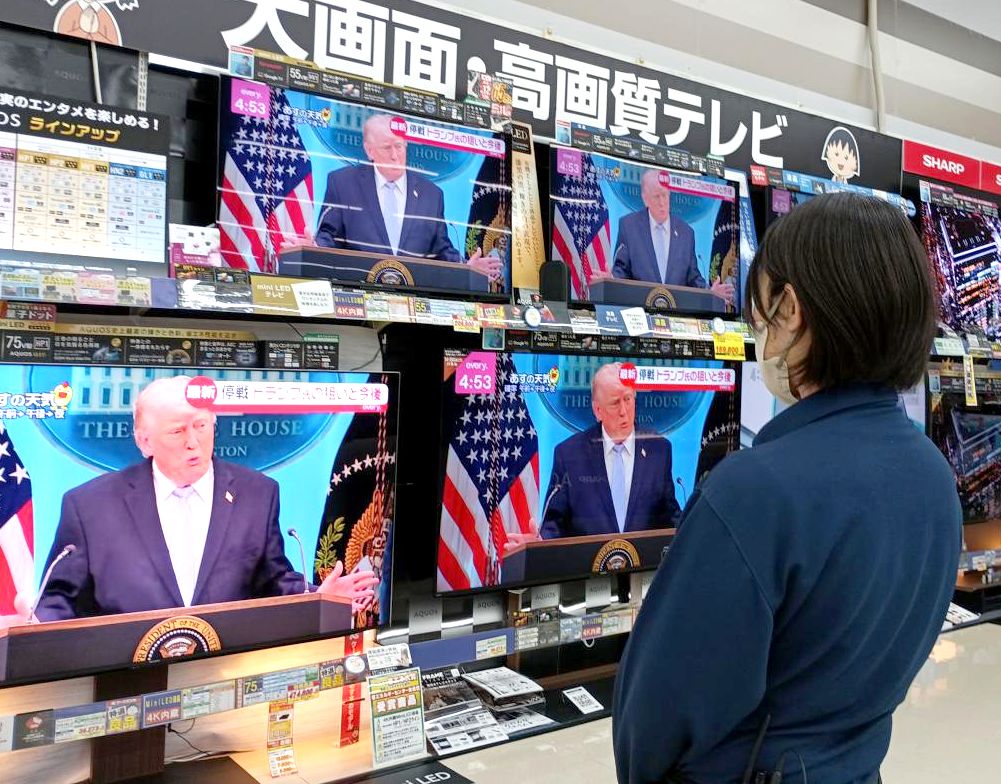 米国とイランの停戦合意を伝えるニュースが流れる家電量販店のテレビ=8日午後、水戸市元吉田町