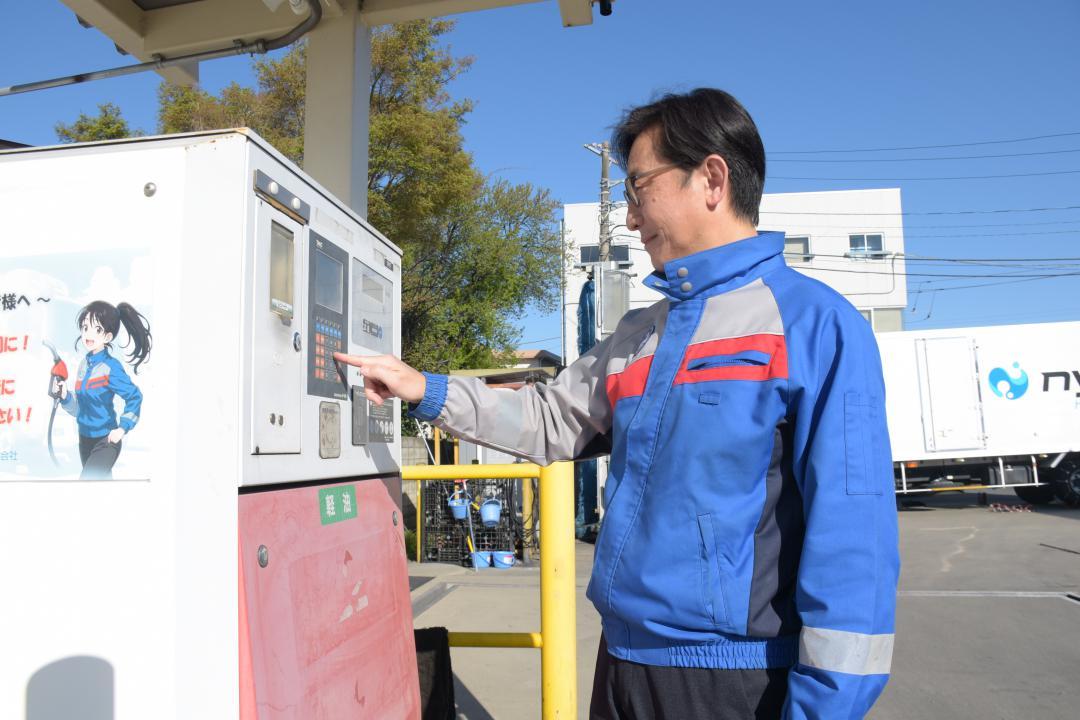 軽油の自家タンクを確認する茨城乳配の吉川国之社長=水戸市千波町