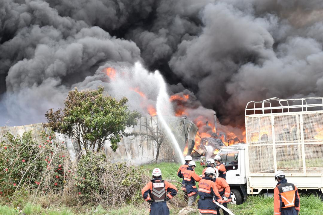 激しく黒煙を上げる火災現場=9日午後2時50分ごろ、坂東市寺久