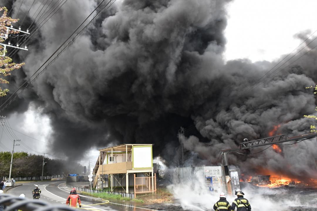 激しく黒煙を上げる火災現場=9日午後2時50分ごろ、坂東市寺久