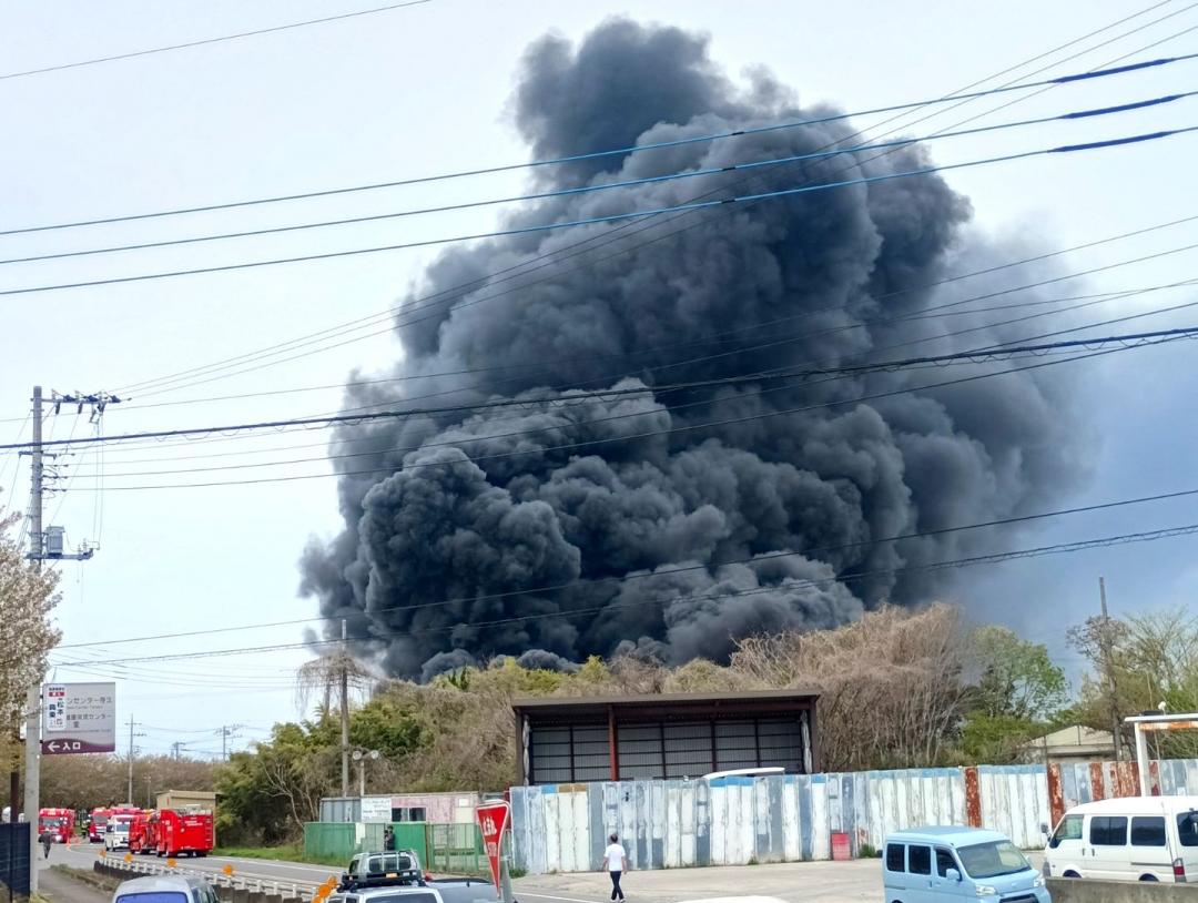 黒煙が上がる火災現場=9日午後2時40分ごろ、坂東市寺久
