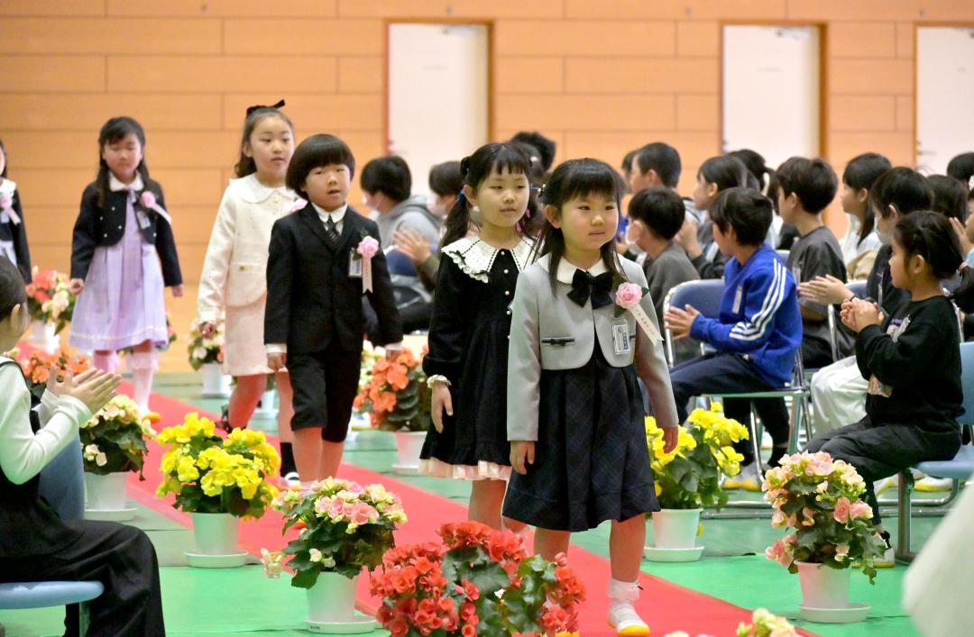 在校生に拍手で迎えられながら入場する新入生=大洗町大貫町