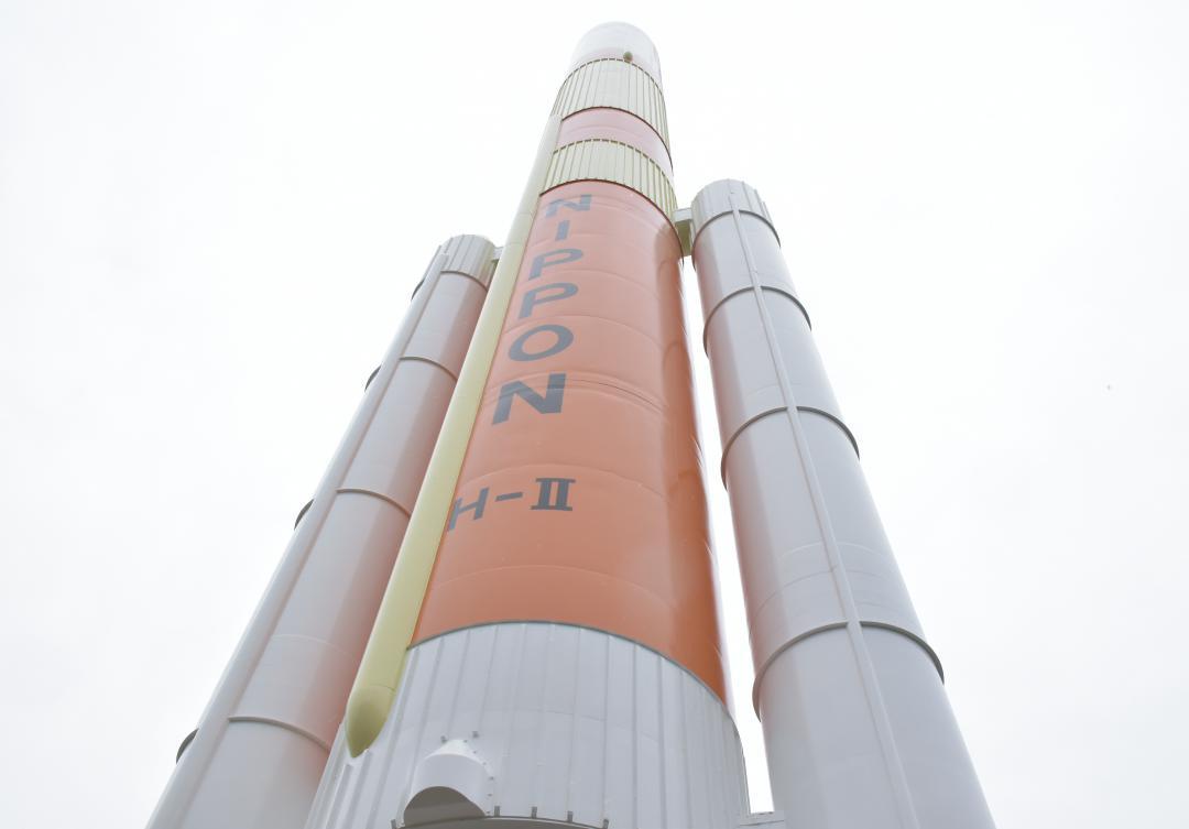 塗り直された「H-IIロケット」の実物大模型=つくば市吾妻