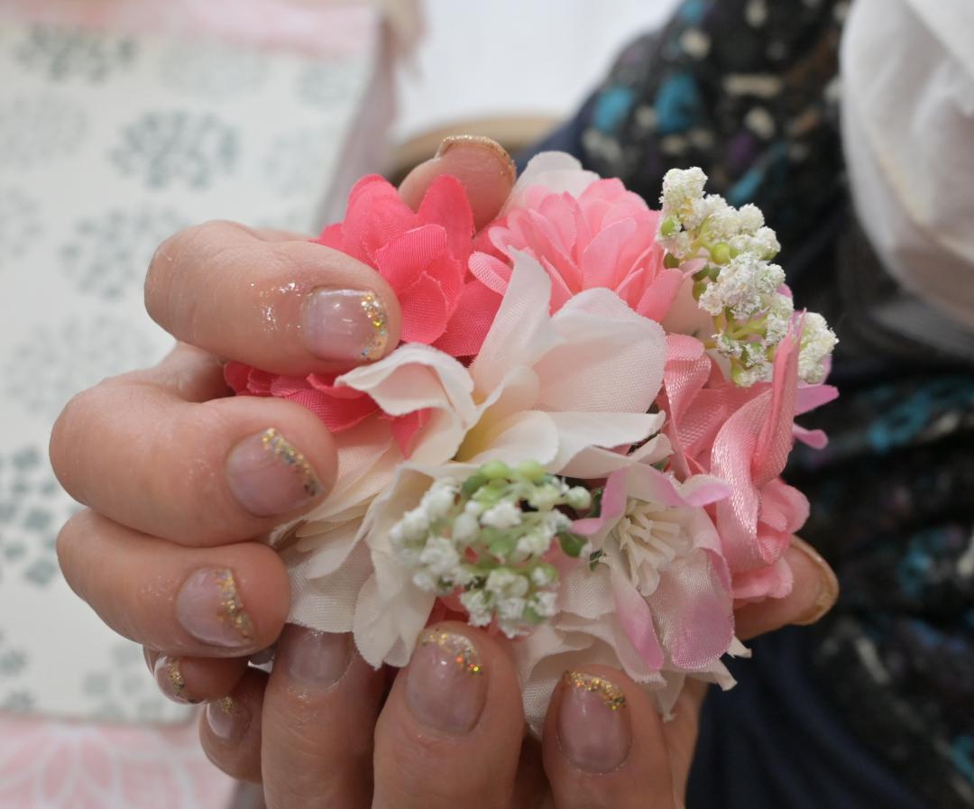 女性(82)の希望で春らしい雰囲気に仕上がったネイル=那珂市瓜連