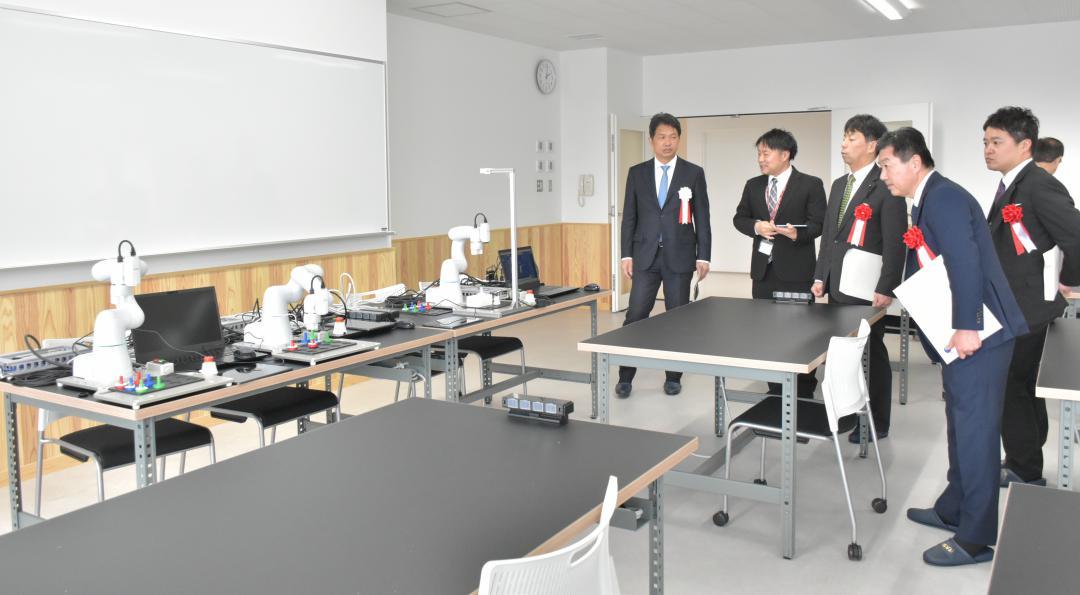 情報テクノロジー大学校の新棟を内覧する大井川和彦知事(左)ら=水戸市下大野町