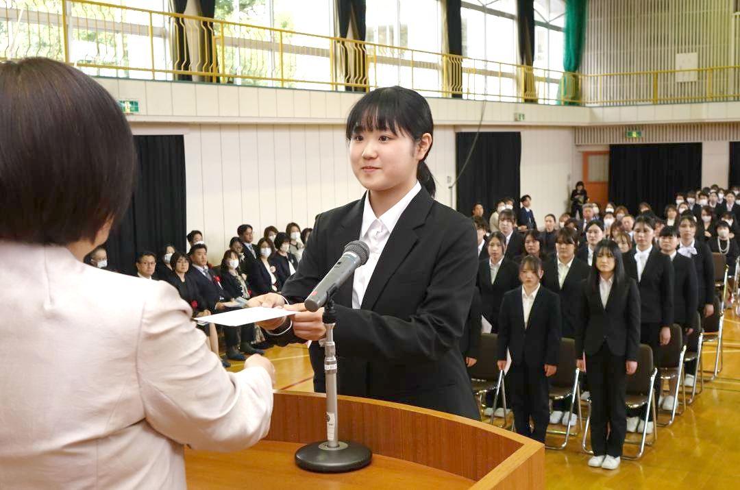 入学式で誓いの言葉を述べた中武美都さん(中央)=笠間市鯉淵