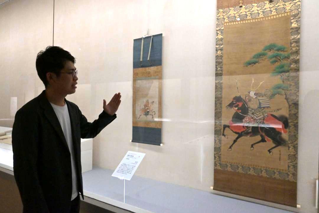 源平の戦いで勇壮に駆ける馬を描いた「牟礼高松図」(右)など国指定重要文化財も多数展示されている=水戸市緑町