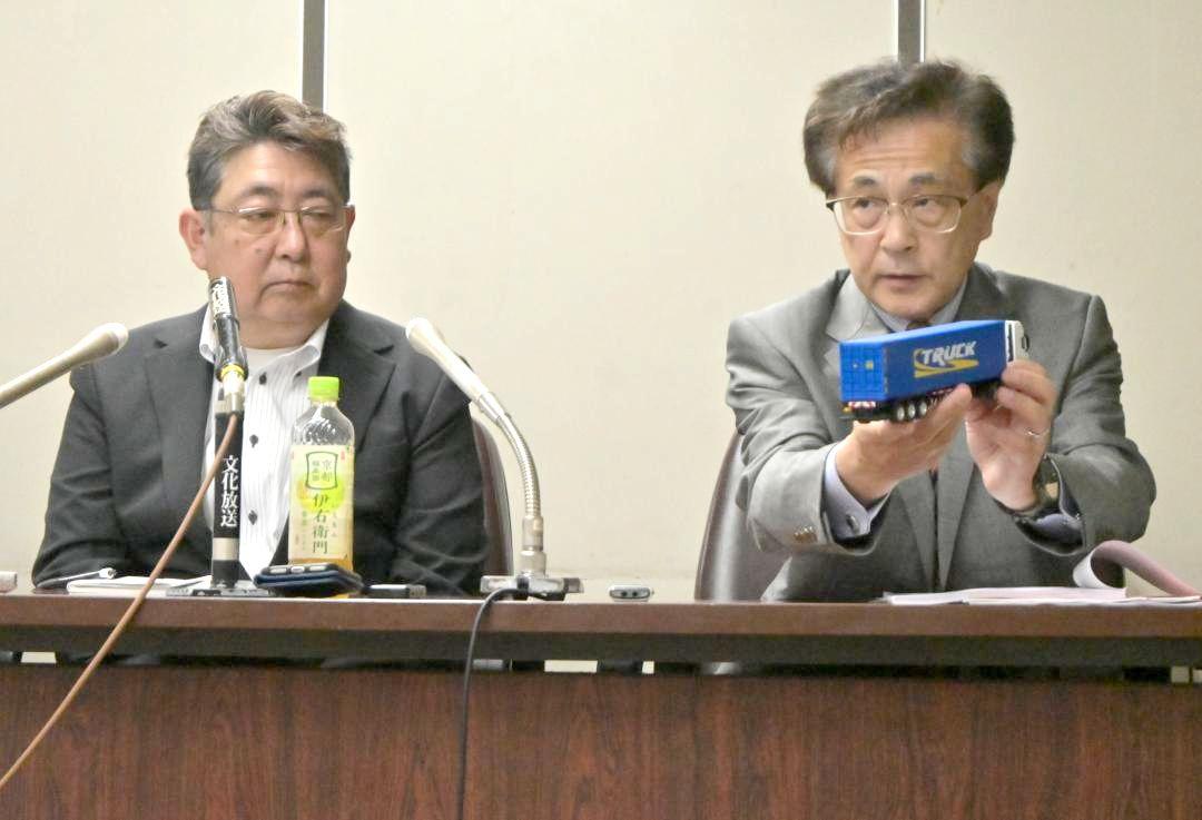 代理人弁護士と会見する、星伸一さん(左)=東京・霞ケ関の司法記者クラブ