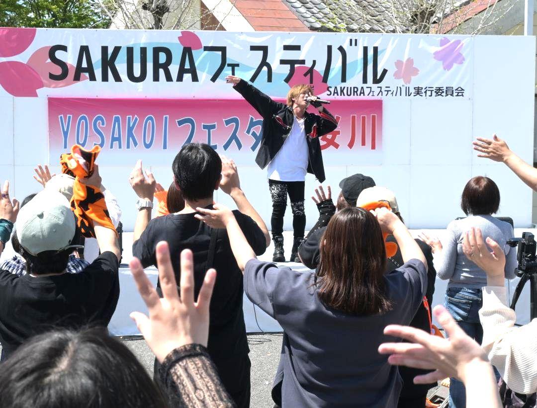 安達勇人さん(中央)らの音楽ライブで盛り上がったSAKURAフェスティバル=桜川市岩瀬