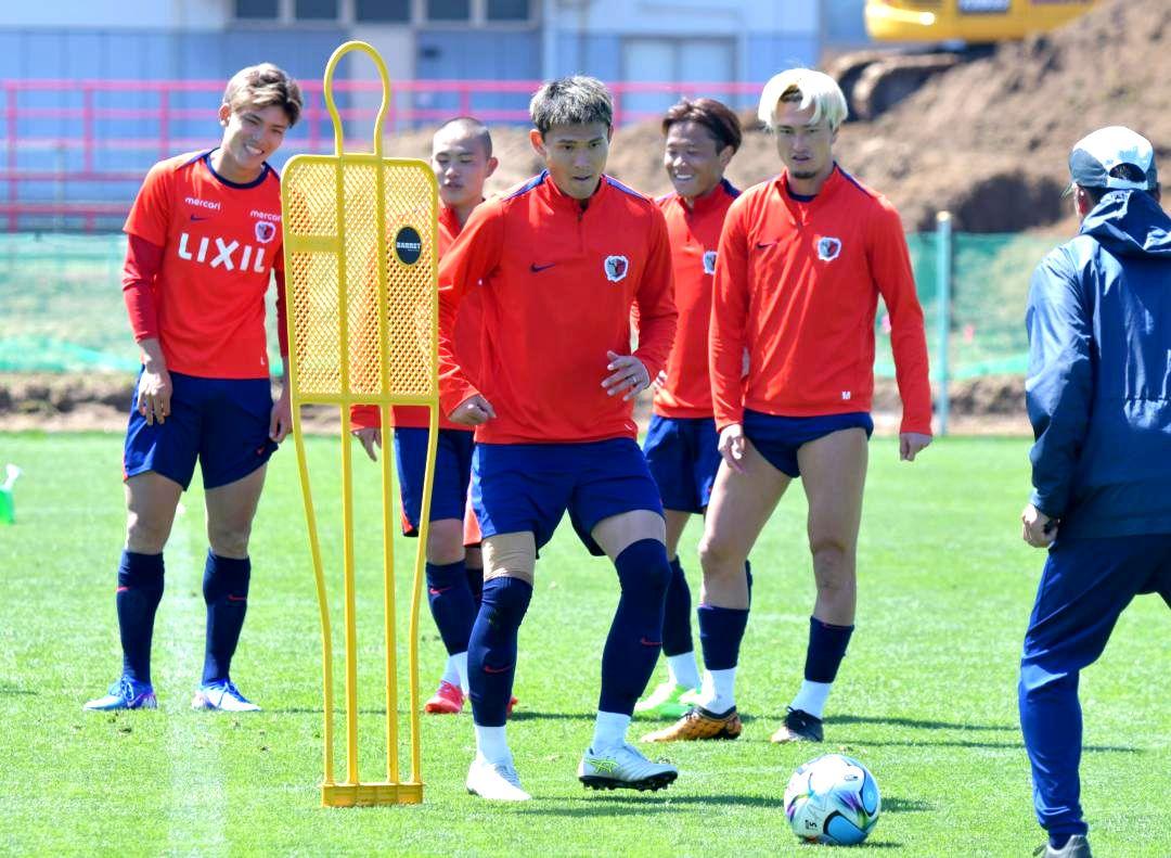 川崎戦に向け、練習に励むJ1鹿島の田川(中央)=クラブハウスグラウンド