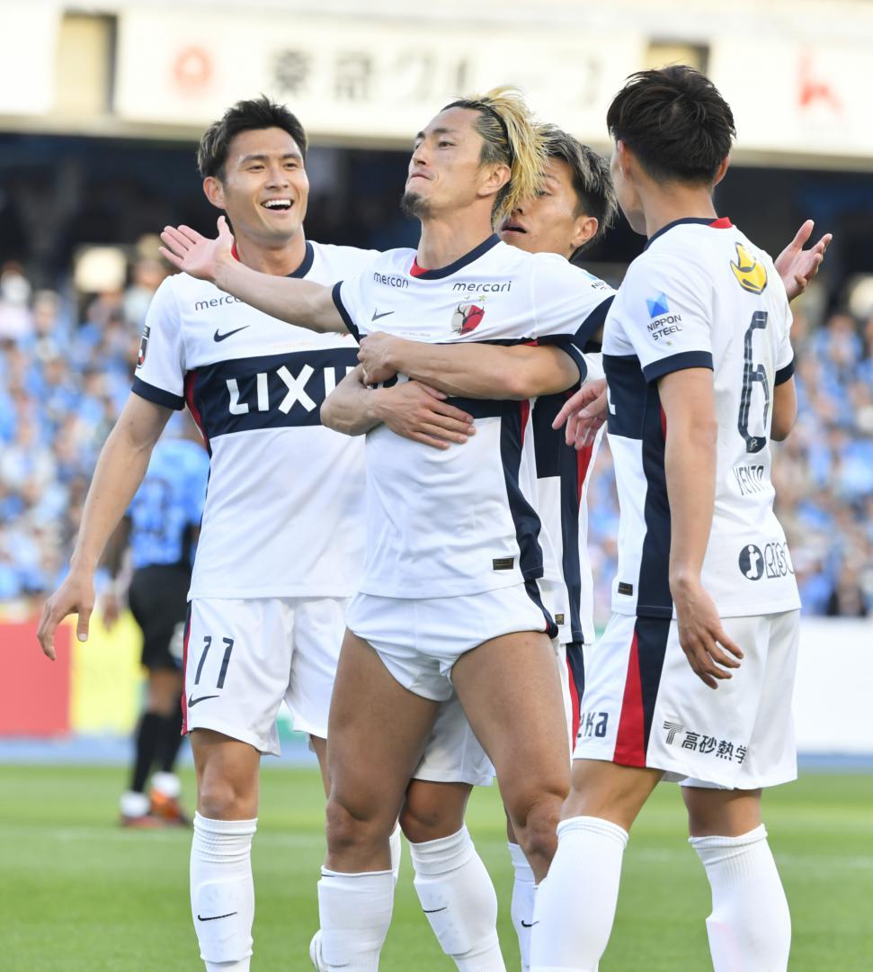 川崎-鹿島　後半8分、鹿島・鈴木(中央)がPKで先制点を決め喜ぶ鹿島の選手たち=UvanceとどろきスタジアムbyFujitsu