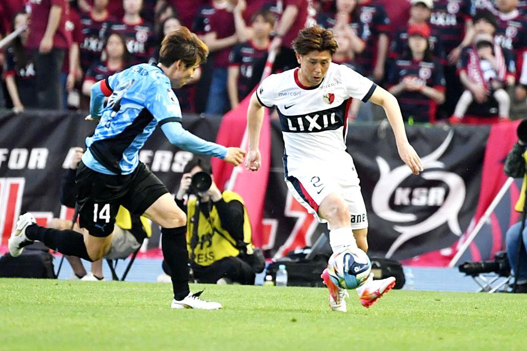 川崎-鹿島　後半43分、攻め込む鹿島・安西(右)=UvanceとどろきスタジアムbyFujitsu