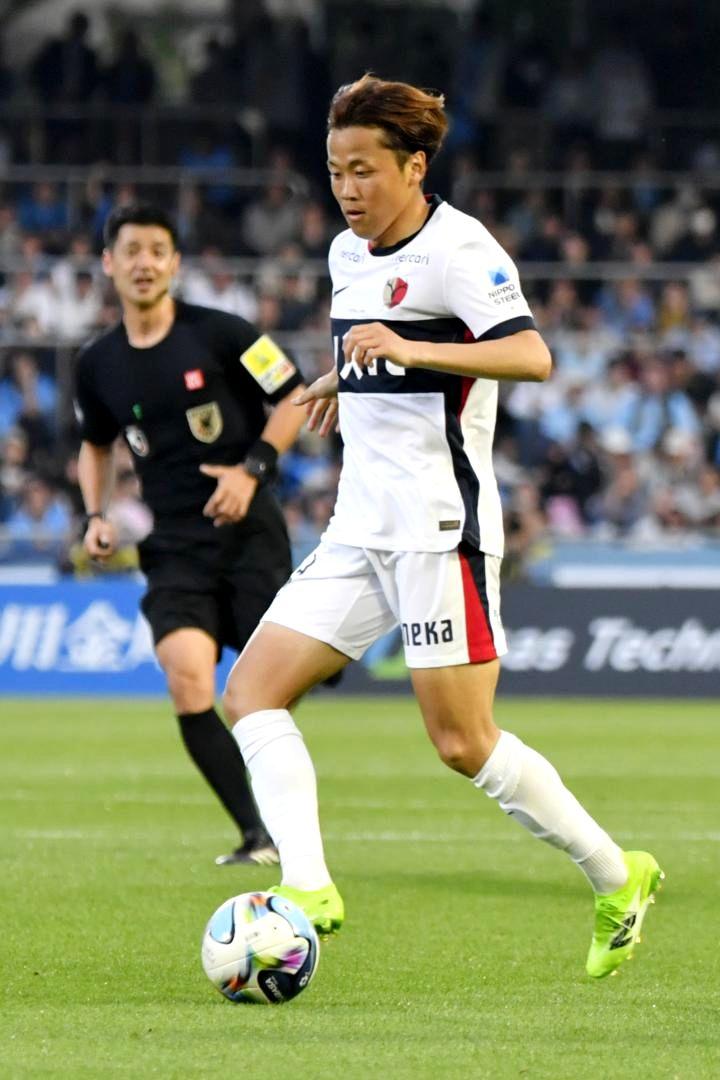 川崎-鹿島　後半終了間際、ドリブルで駆け上がる鹿島・師岡=UvanceとどろきスタジアムbyFujitsu