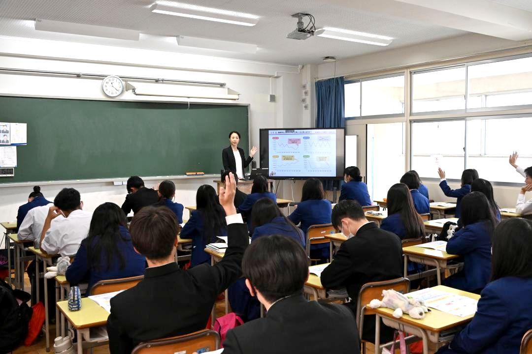 水戸証券社員の資産形成や投資ついて説明に耳を傾ける水戸商業高の生徒たち=水戸市新荘