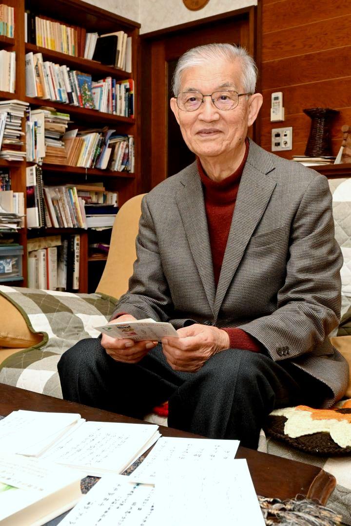 約15年にわたり茨城新聞「茨城文芸」歌壇の選者を務めた中根誠さん=鉾田市内の自宅